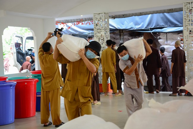 Continuing to support people in need in the Covid-19 pandemic of Hoang Phap Pagoda (series 4)